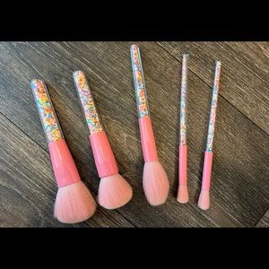 Sprinkle makeup brushes